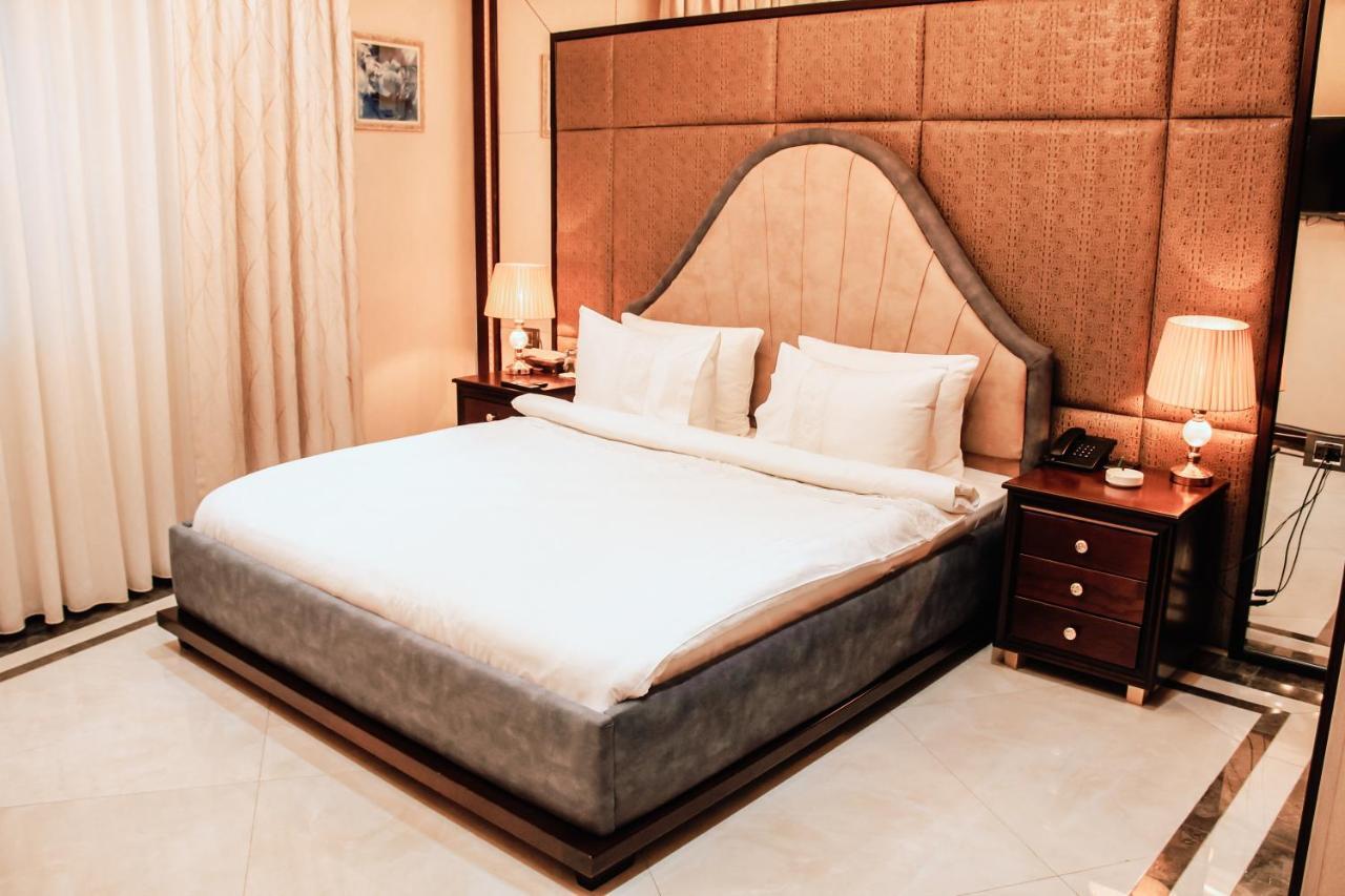 Iron Hotel Hokmeli Екстер'єр фото
