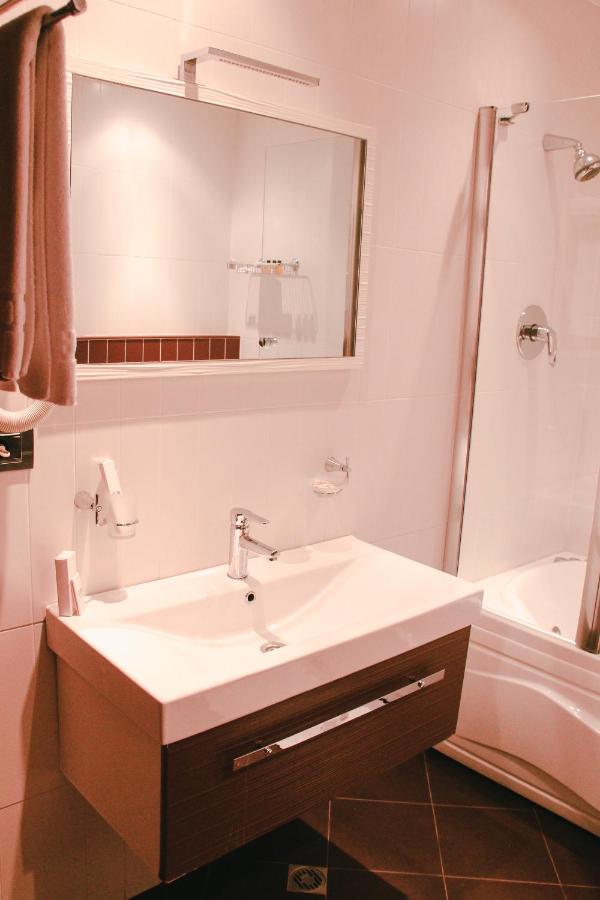 Iron Hotel Hokmeli Екстер'єр фото