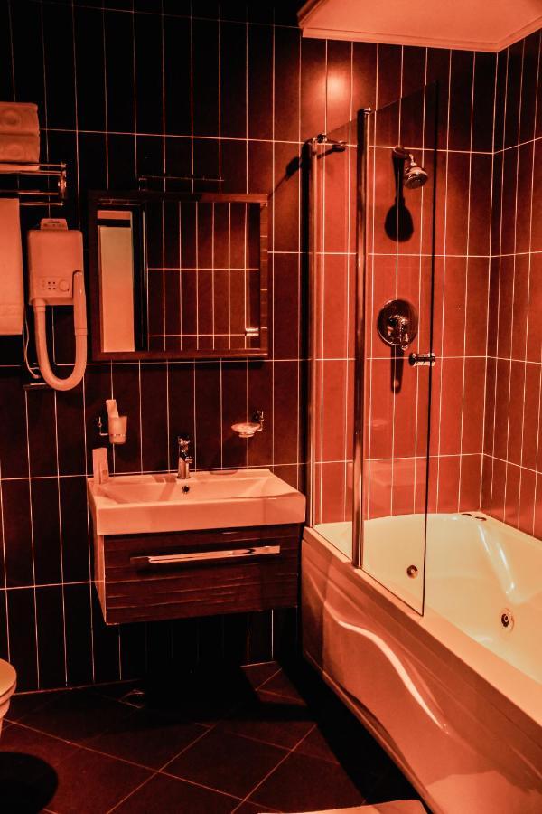 Iron Hotel Hokmeli Екстер'єр фото